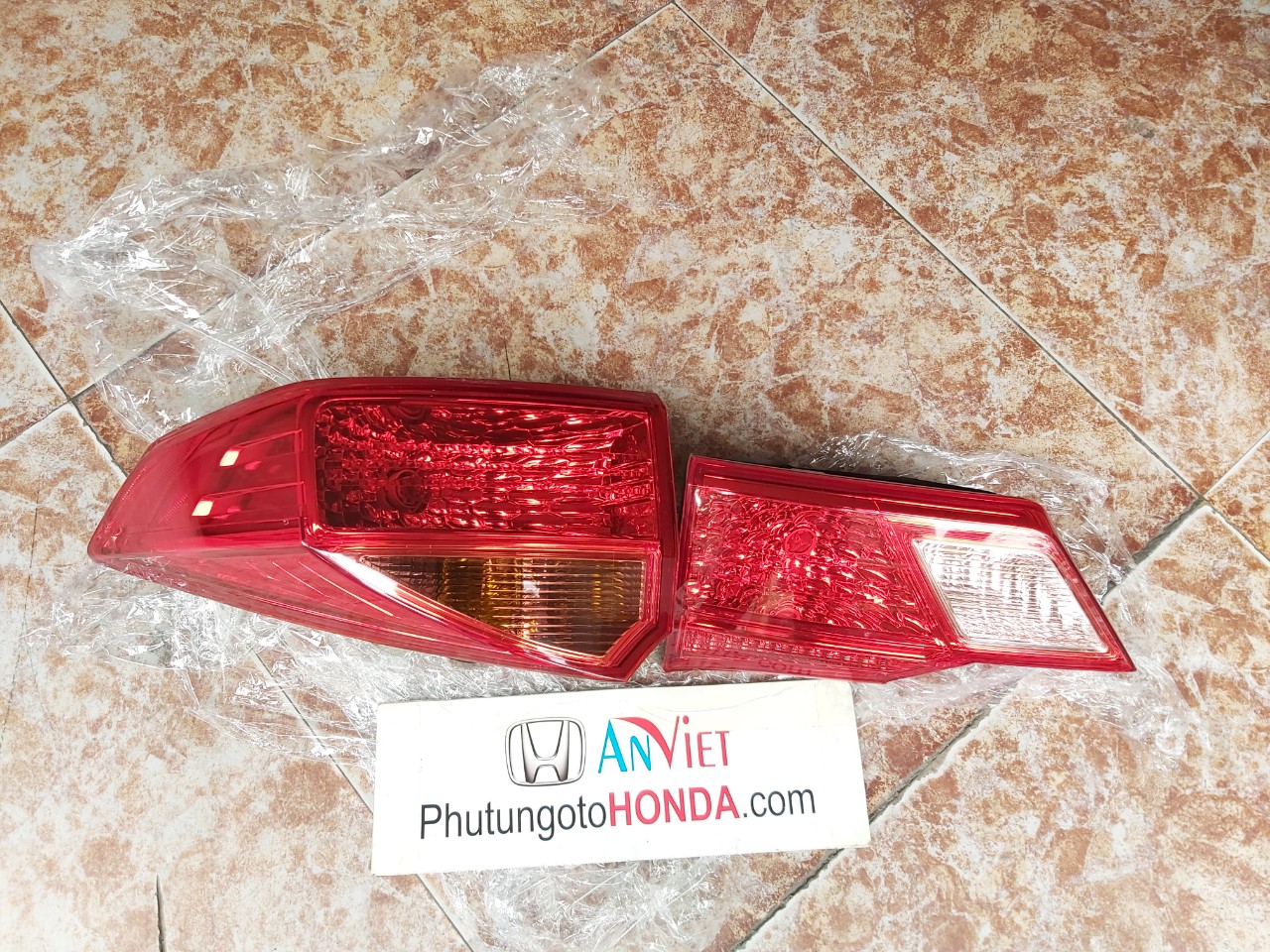 Đèn hậu miếng trong xe Honda City